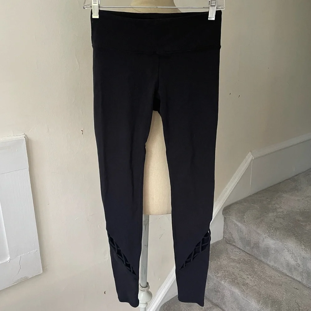 Alo YOGA Entwine Black Braided Open Laced Mid Rise Athletic Leggings EUC Size XS